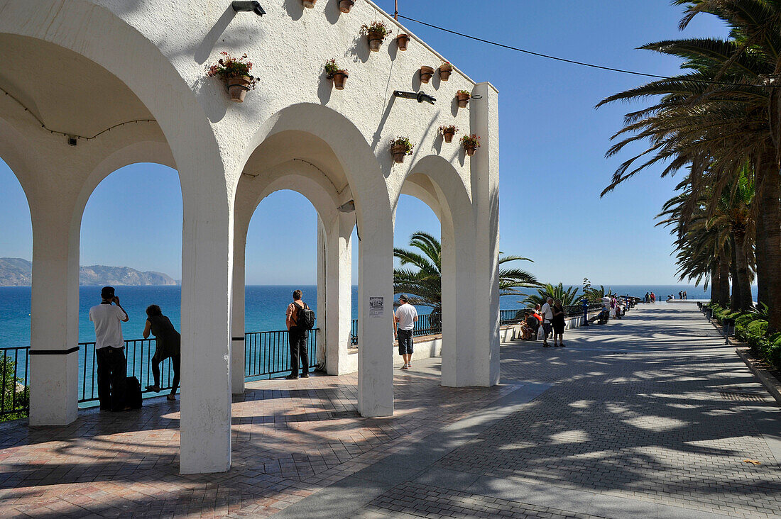 Blick auf das Meer vom Balcon de Europa in Nerja, Provinz Malaga, Andalusien, Spanien