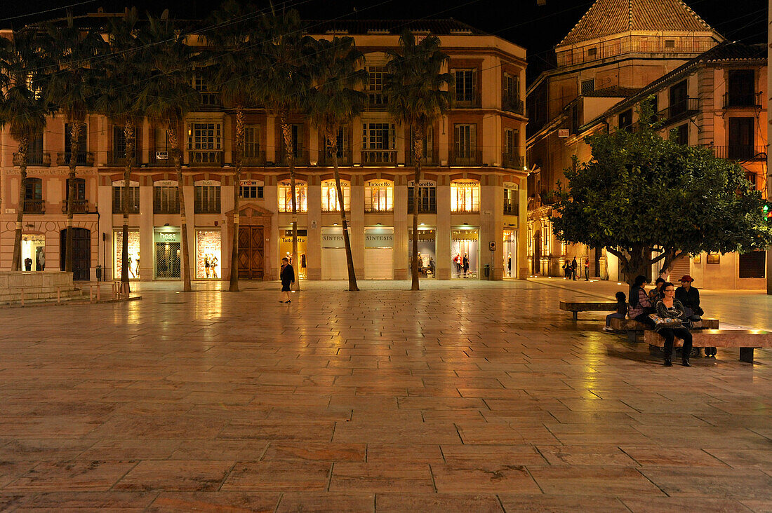 Palmen und Menschen auf der Plaza de la Constitucion am Abend, Malaga, Andalusien, Spanien, Europa