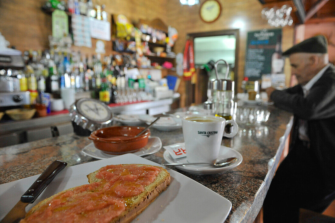 Getoastetes Brot mit Tomate und Kaffee, Frühstück in einer Bar in Algatocin, Serrania de Ronda, Andalusien, Spanien, Europa