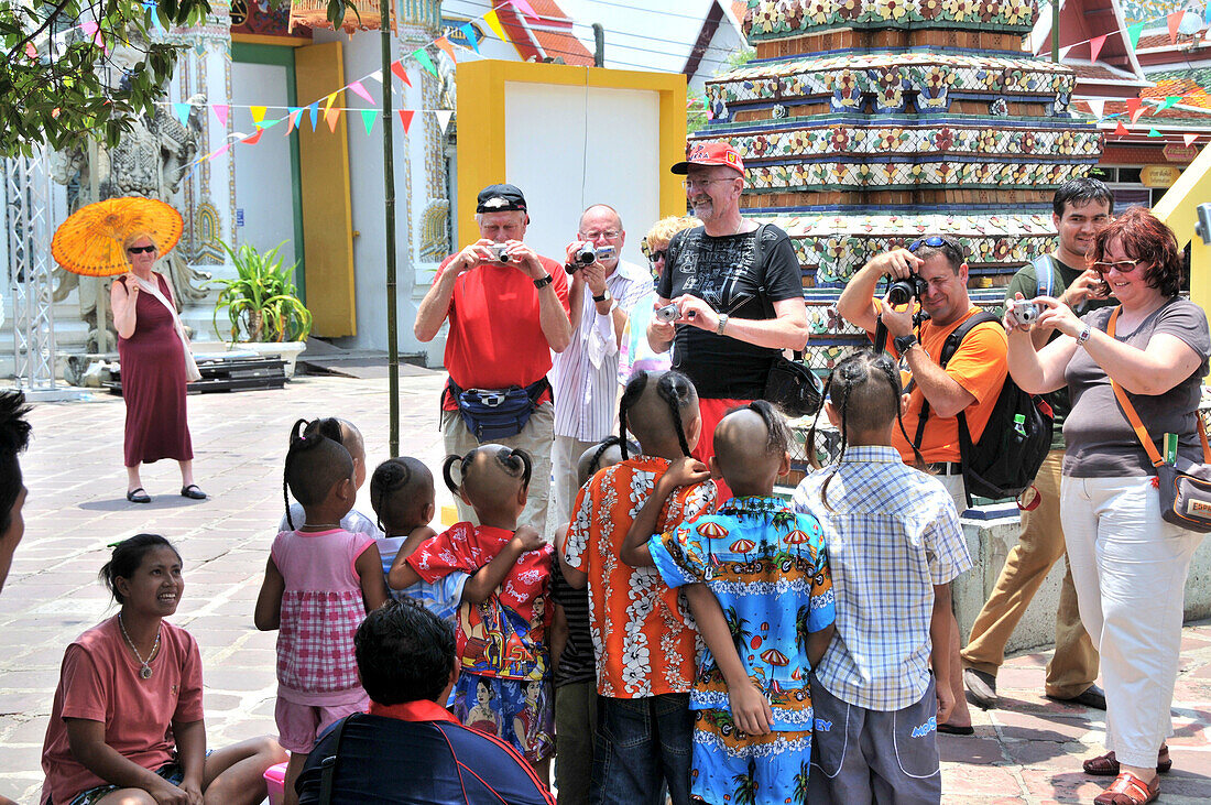 Touristen im Wat Po, Bangkok, Thailand