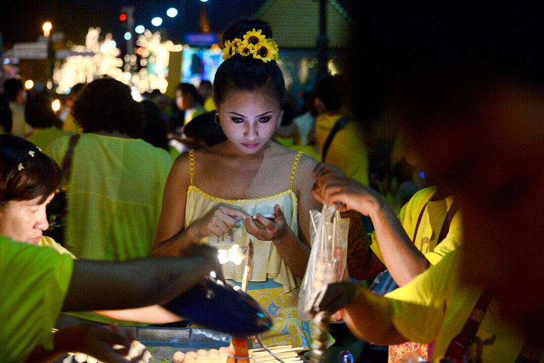 Junge Frau beim Einkaufen in Bangkok, Thailand