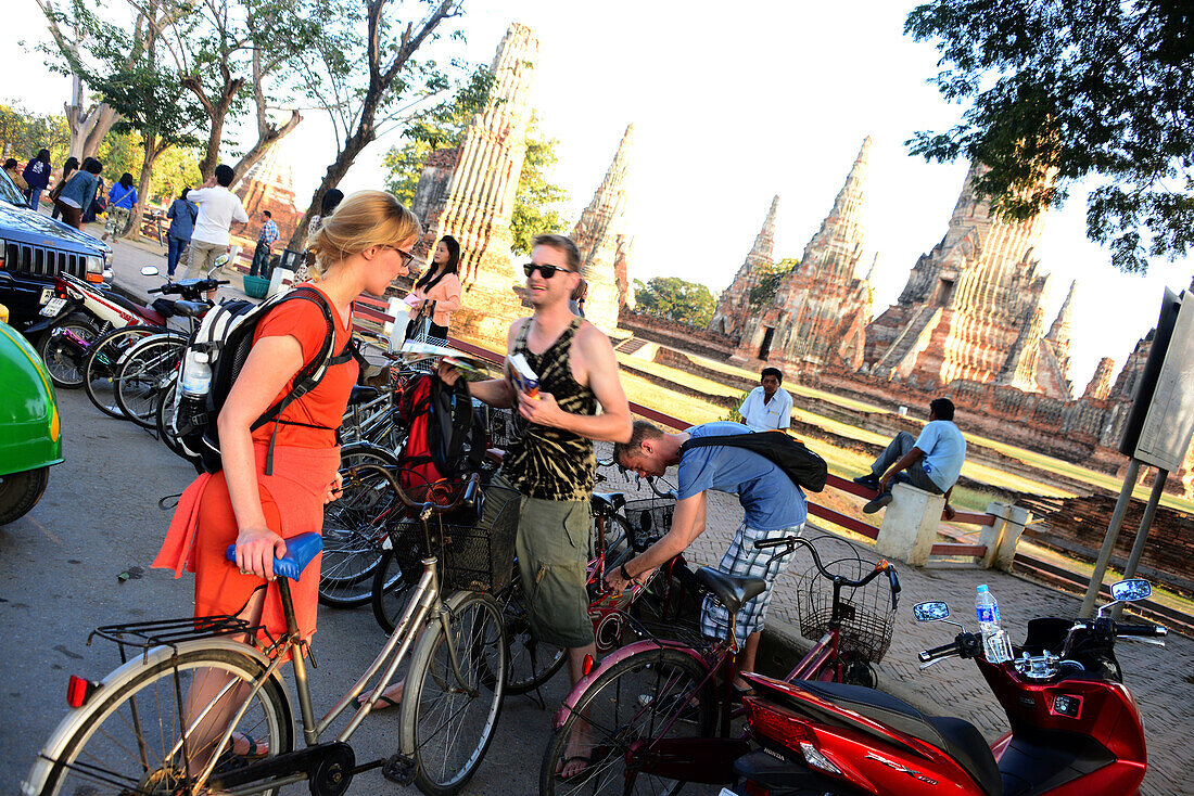 Touristen am Wat Chai Wattanaram, buddhistische Tempelanlage, alte Königsstadt Ayutthaya, Thailand