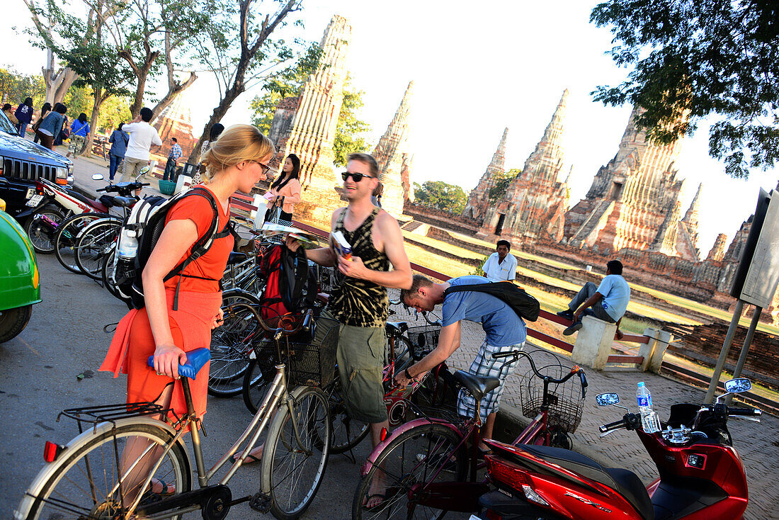 Tourists at Wat Chai Wattanaram, Buddhist tempel in the ancient city of Ayutthaya, Thailand