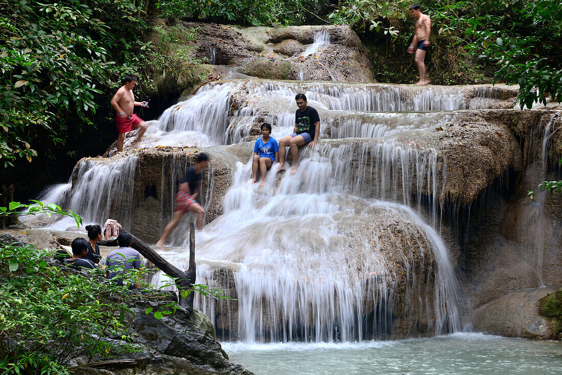 Wasserfall im Erawan Nationalpark bei Kanchanaburi, Thailand