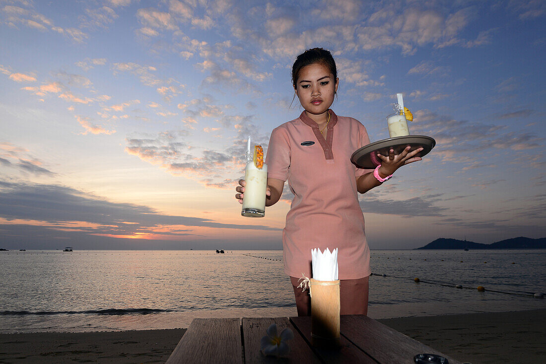 Cocktails bei Sonnenuntergang am Strand Ao Phrao, Insel Samet, Golf von Thailand, Thailand
