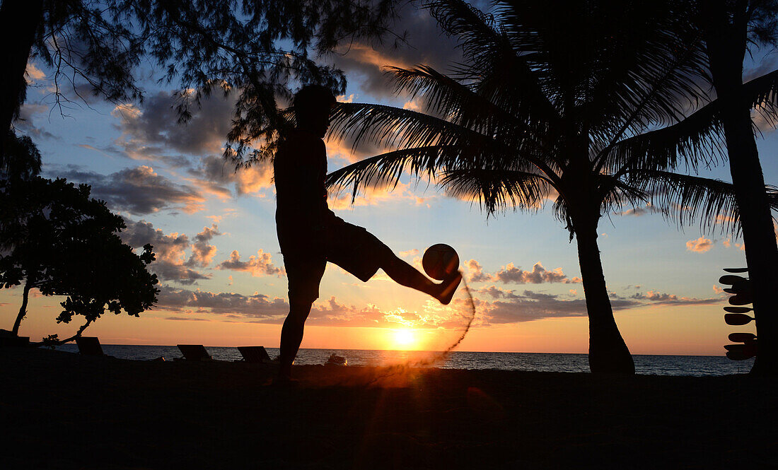 Sonnenuntergang am Klong Chao Beach, Mann spielt Fussball, Insel Kut, Golf von Thailand, Thailand