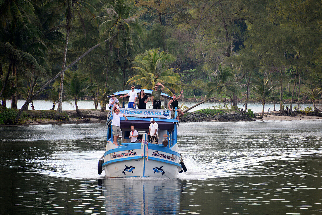 Tauchausflugsboot im Hauptort der Insel Kut, Golf von Thailand, Thailand