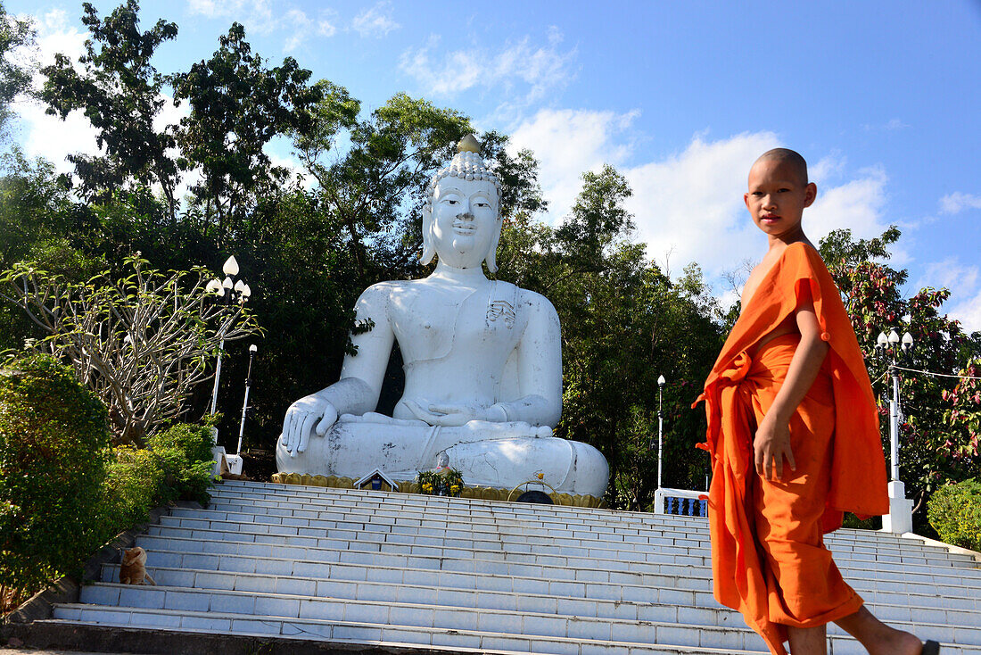 Buddhistischer Mönch am Wat Thaton über dem Mae Kok Fluß, Nord-Thailand, Thailand
