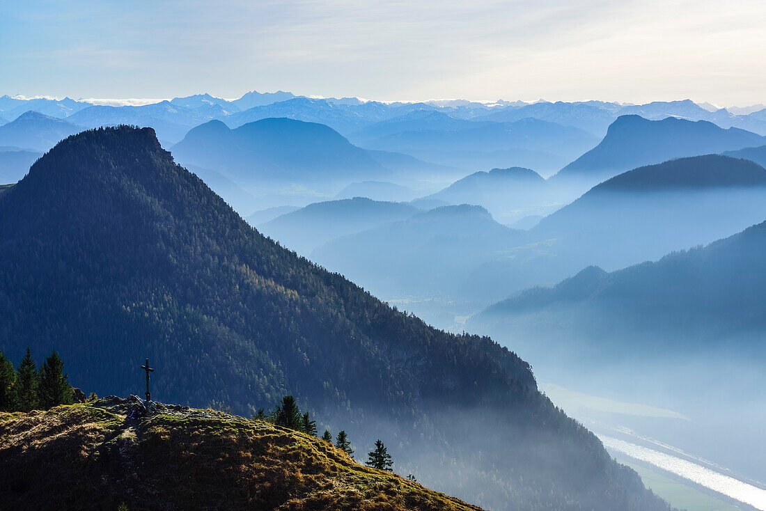 Blick vom Heuberg auf Gipfelkreuz, Kranzhorn, Kitzbüheler Alpen und Inntal, Heuberg, Chiemgauer Alpen, Chiemgau, Oberbayern, Bayern, Deutschland