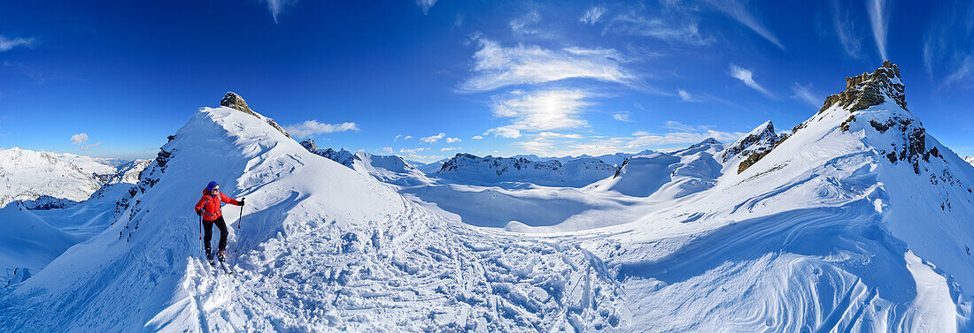 Panorama mit Frau auf Skitour, Blick auf Monte Soubeyran und Aiguille de Barsin, Monte Soubeyran, Valle Maira, Cottische Alpen, Piemont, Italien