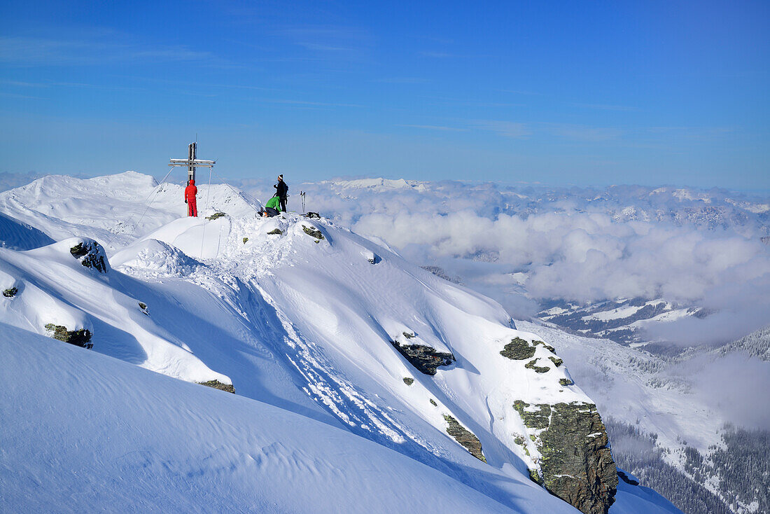 Gruppe von Personen auf Skitour steht am Gipfel der Pallspitze, Pallspitze, Langer Grund, Kitzbüheler Alpen, Tirol, Österreich