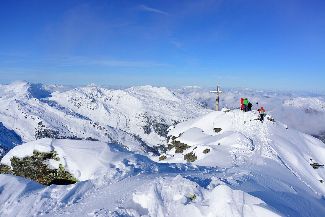 Gruppe von Personen auf Skitour steht am Gipfel der Pallspitze, Pallspitze, Langer Grund, Kitzbüheler Alpen, Tirol, Österreich