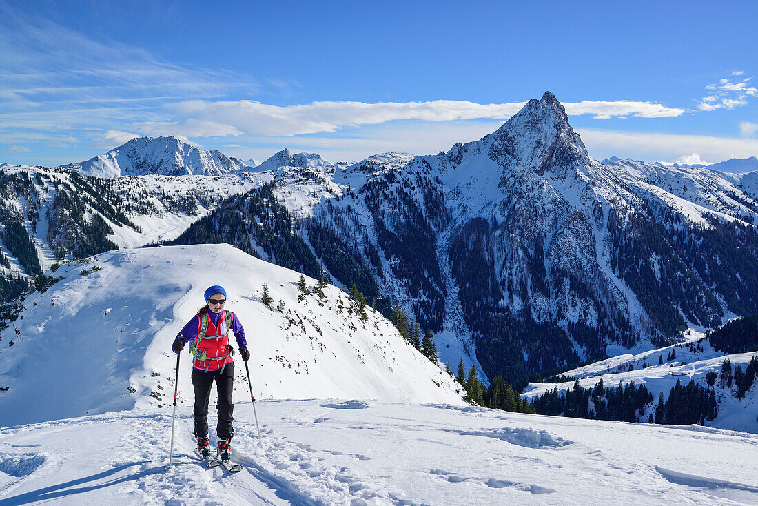 Frau auf Skitour steigt zum Floch auf, Großer Rettenstein im Hintergrund, Floch, Spertental, Kitzbüheler Alpen, Tirol, Österreich