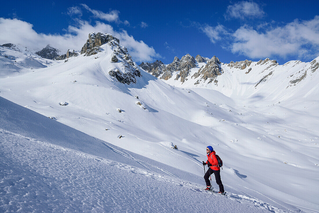 Frau auf Skitour steigt zum Monte Soubeyran auf, Monte Soubeyran, Valle Maira, Cottische Alpen, Piemont, Italien