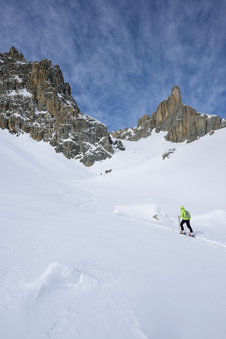 Frau auf Skitour steigt zum Colle d´Enchiausa auf, Valle Enchiausa, Valle Maira, Cottische Alpen, Piemont, Italien