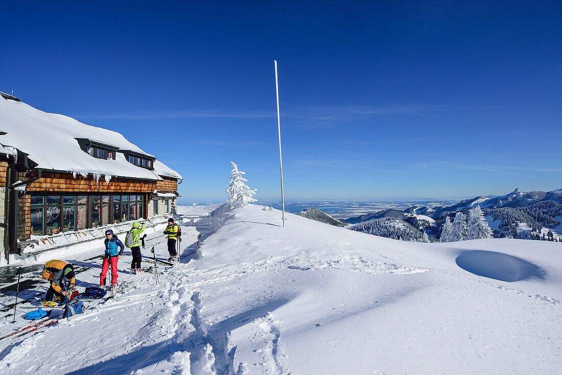 Mehrere Personen vor Hochrieshaus, Hochries, Samerberg, Chiemgauer Alpen, Chiemgau, Oberbayern, Bayern, Deutschland