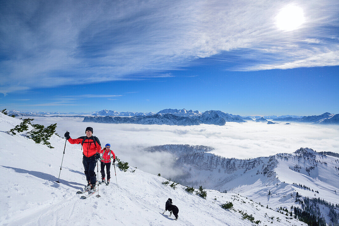 Zwei Personen auf Skitour steigen zum Sonntagshorn auf, Berchtesgadener Alpen im Hintergrund, Sonntagshorn, Chiemgauer Alpen, Salzburg, Österreich