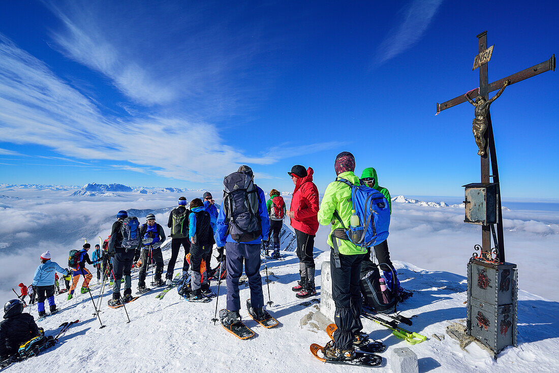 Gruppe von Personen am Gipfel des Sonntagshorn, Sonntagshorn, Chiemgauer Alpen, Salzburg, Österreich