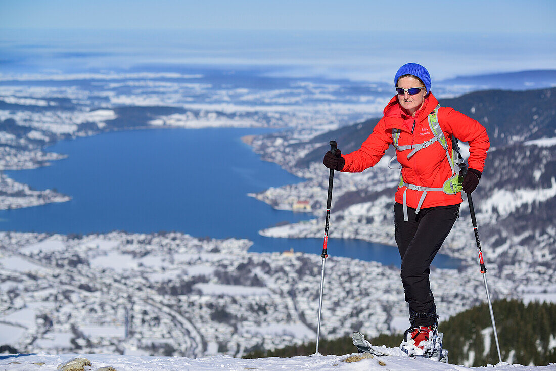 Frau auf Skitour steigt zum Setzberg auf, Tegernsee im Hintergrund, Setzberg, Bayerische Alpen, Oberbayern, Bayern, Deutschland