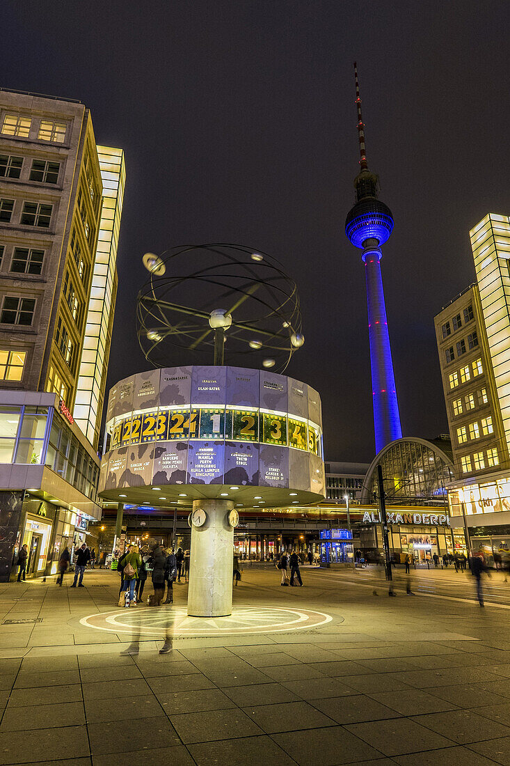Weltuhr am Alexanderplatz und Blick auf den Alex bei Nacht, Berlin, Deutschland