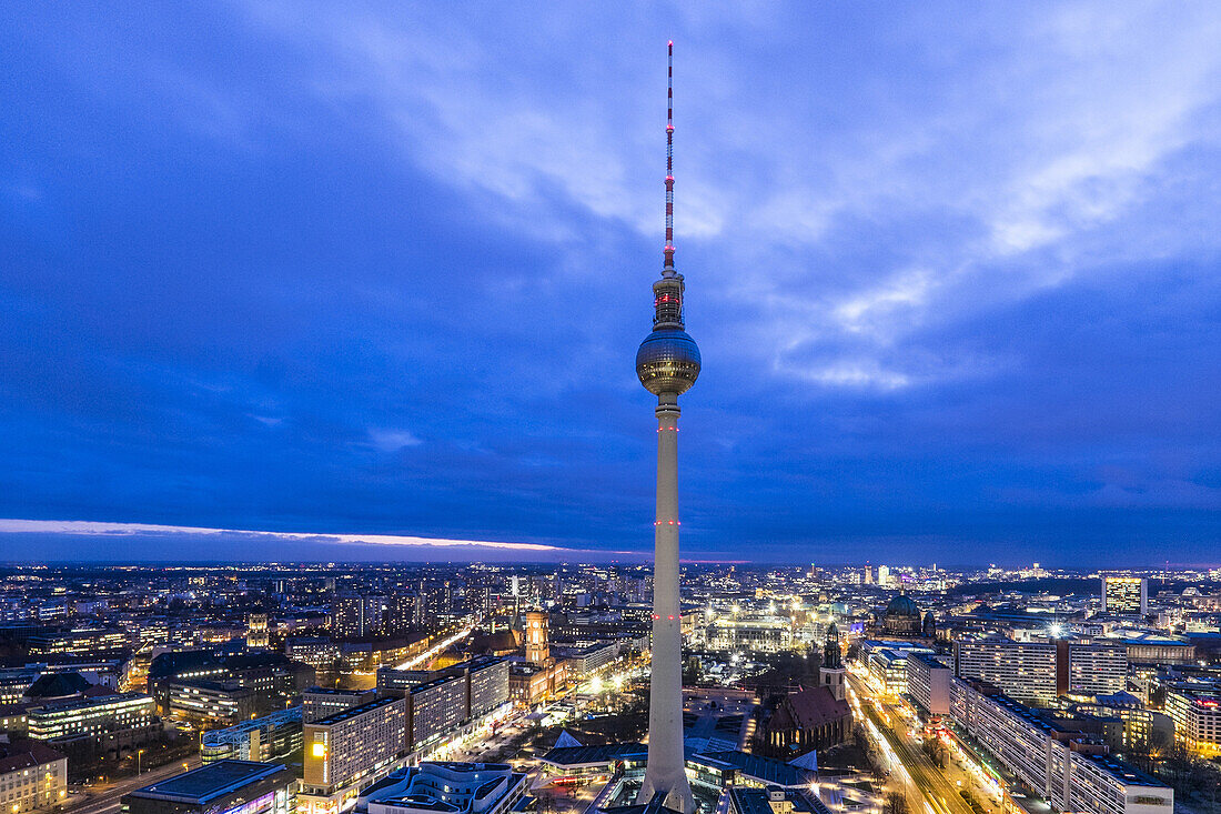 Blick auf Berlin und den Alex in der Abenddämmerung, Alexanderplatz Berlin, Deutschland