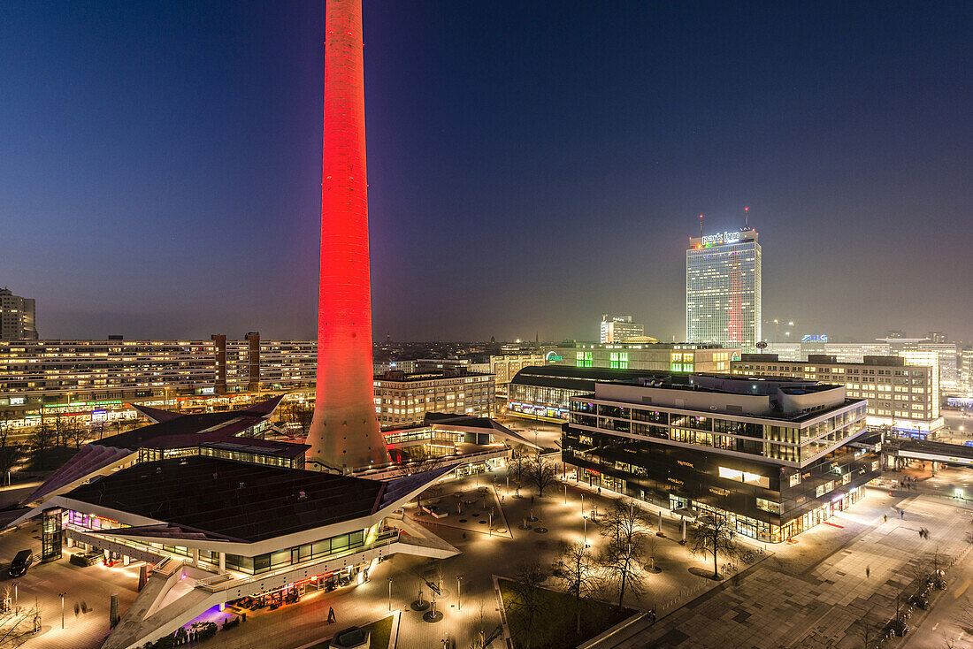 Blick auf den Alexanderplatz und den beleuchteten Alex bei Nacht, Berlin, Deutschland
