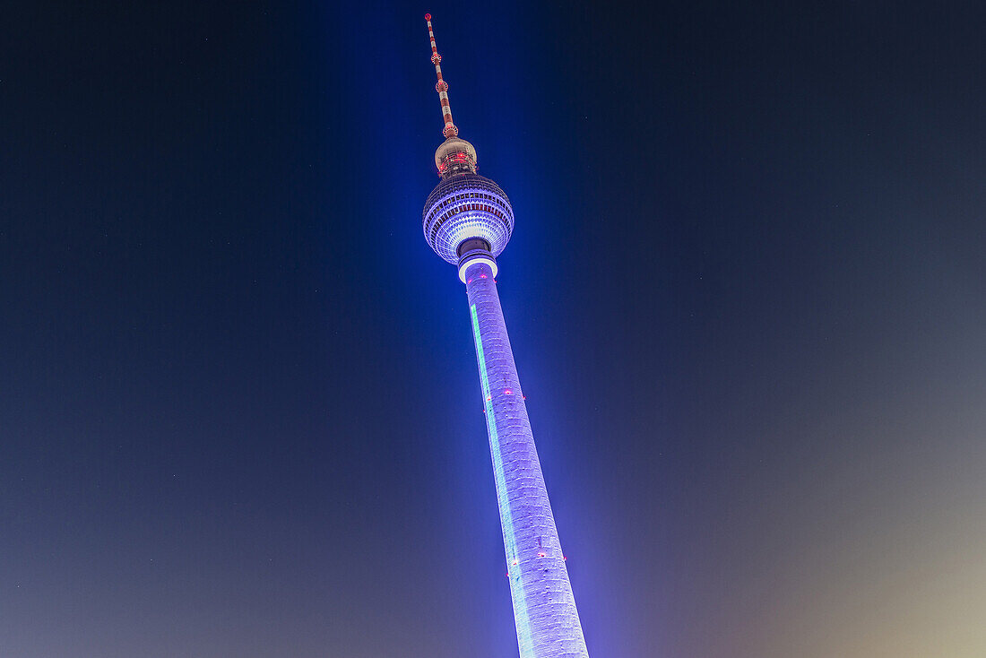 Bunt beleuchteter Alex Fernsehturm bei Nacht, Berlin Alexanderplatz, Deutschland