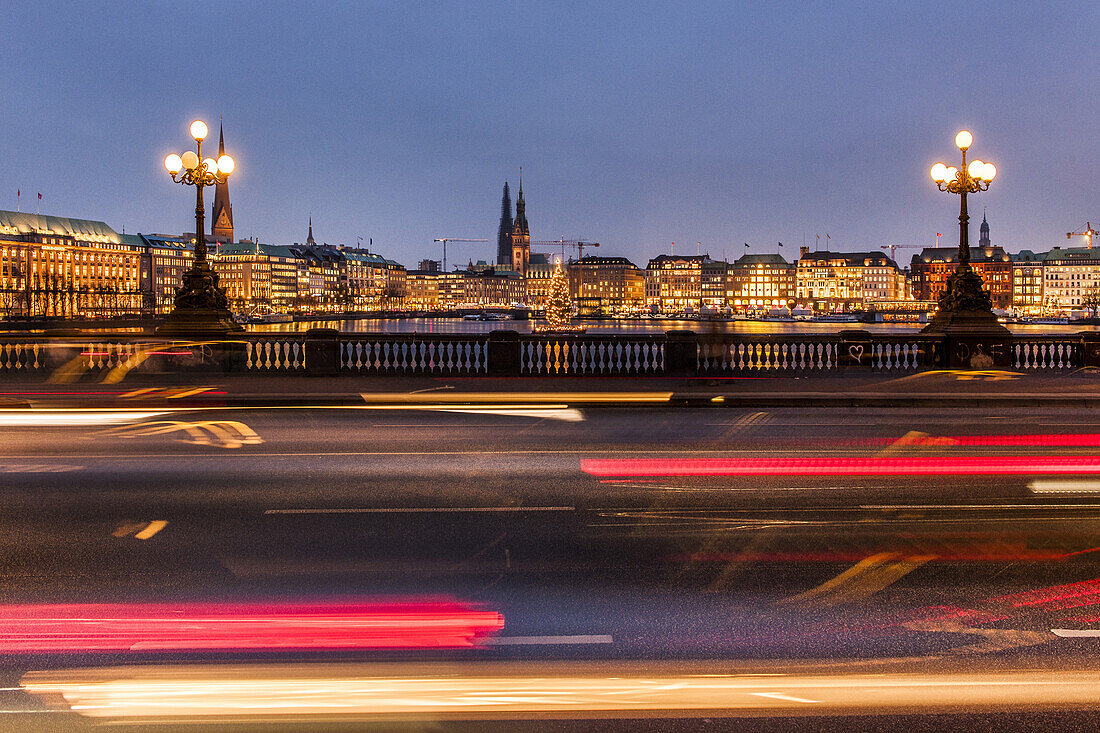 Blick von der Lombardsbrücke über die Binnenalster Richtung Jungfernstieg und Rathaus in der Dämmerung in der Weihnachtszeit, Hamburg, Deutschland