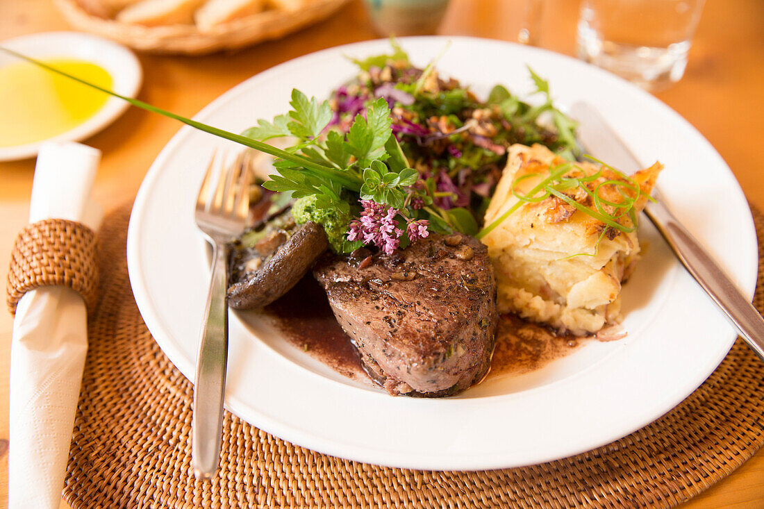 Steak im Sans Souci Inn zubereitet vom Schweizer Wirtepaar Vera und Reto Balzer, Pohara, Südinsel, Neuseeland