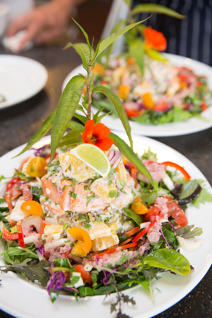 Vera und Reto Balzer bei der Zubereitung von Anatoki Lachs, Sans Souci Inn des Schweizer Ehepaars Vera und Reto Balzer, Pohara, Golden Bay, South Island, Neuseeland