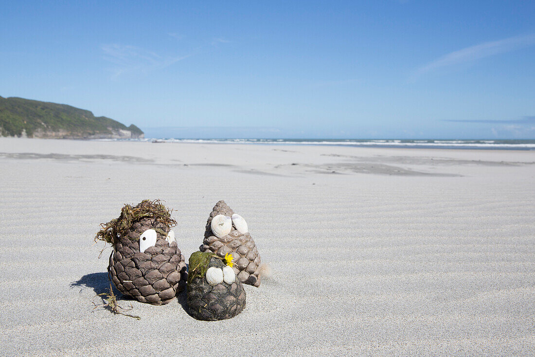 Tannenzapfen Figuren am Strand beim Farewell Spit, Südinsel, Neuseeland