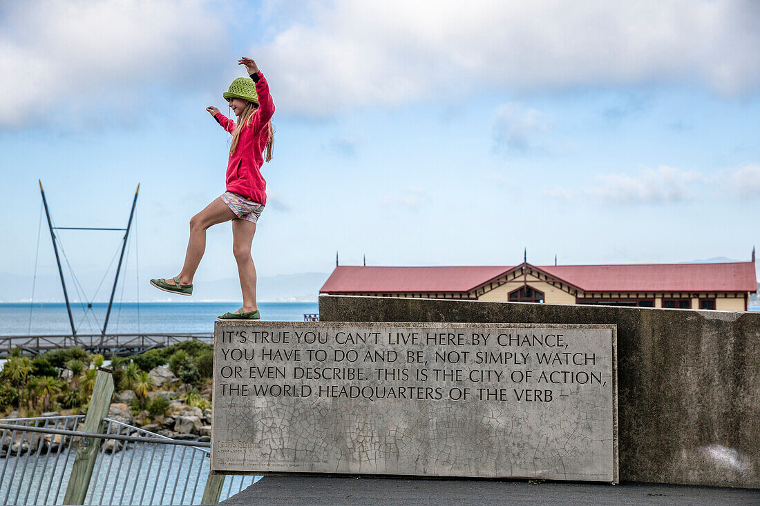 Ein Mädchen balanciert. Wellington, Nordinsel, Neuseeland