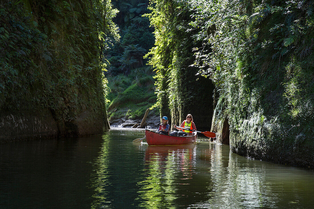 A girl and a woman on a canoe trip on the Whanganui River, North Island, New Zealand
