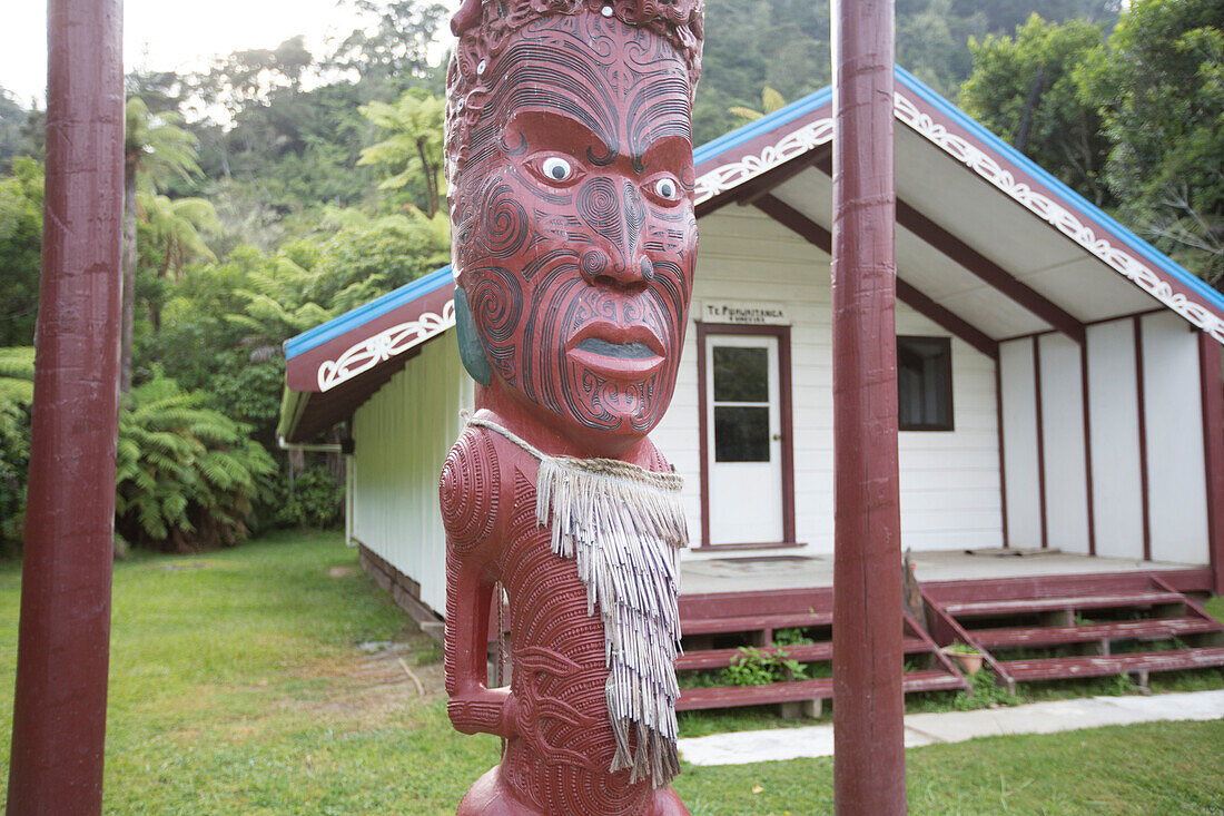 Maori Kultstätte (Marae) bei  der Tieke Kainga Hütte, Kanu Trekking auf dem Whanganui River, North Island, Neuseeland