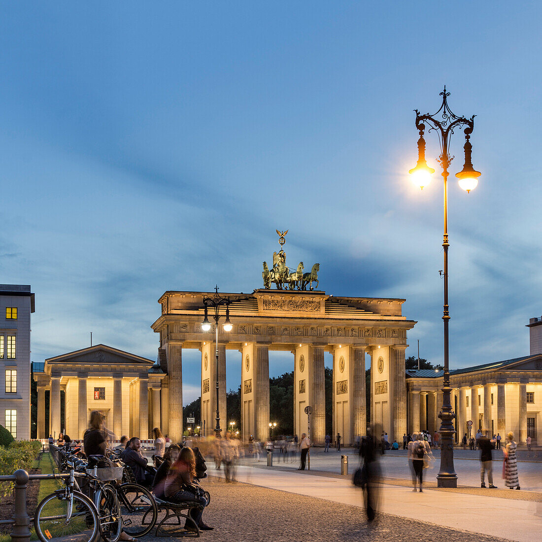 Berlin, Brandenburger Tor, Quadriga,  Daemmerung