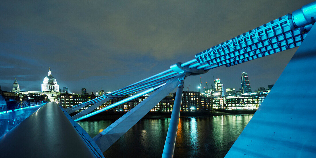 Millenium Bridge, St. Paul´s Cathedral, River Thames, London, UK
