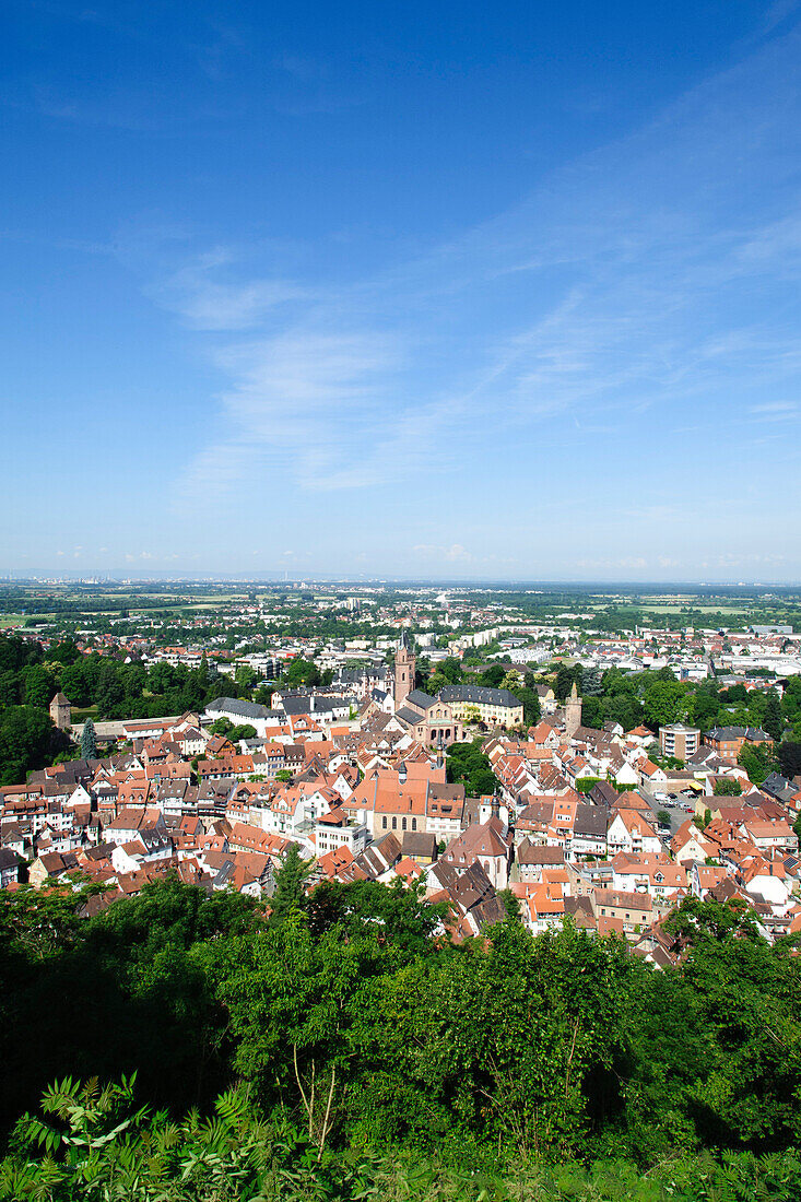 Blick auf Weinheim und Rheinebene, Baden-Württemberg, Deutschland