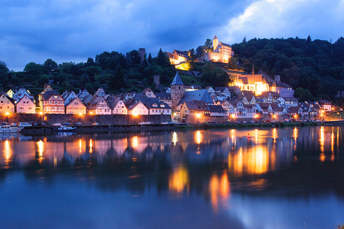 Altstadt und Schloss am Neckar bei Dämmerung, Hirschhorn, Neckar, Hessen, Deutschland