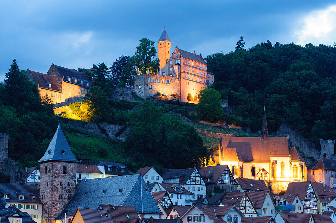 Altstadt und Schloss bei Dämmerung, Hirschhorn, Neckar, Hessen, Deutschland