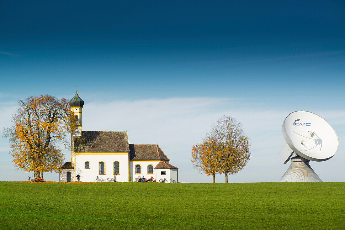 St.-Johann-Kapelle und Parabolspiegel in Raisting an der Erdfunkstelle, Raisting, Oberbayern, Bayern, Deutschland