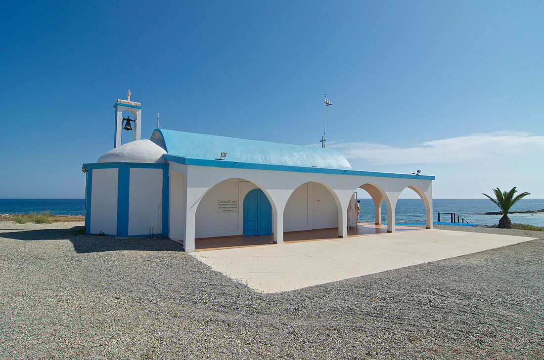 Kleine Kirche am Strand am Agia Thekla Beach bei Agia Napa nordöstlich von Larnaka, Larnaca District, Zypern