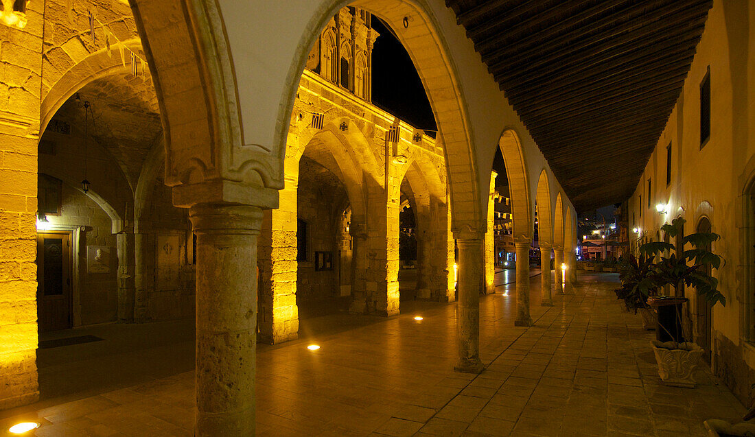 Bogengang an beleuchtete Lazarus Kirche nach Sonnenuntergang  in Larnaka, Larnaca District, Zypern