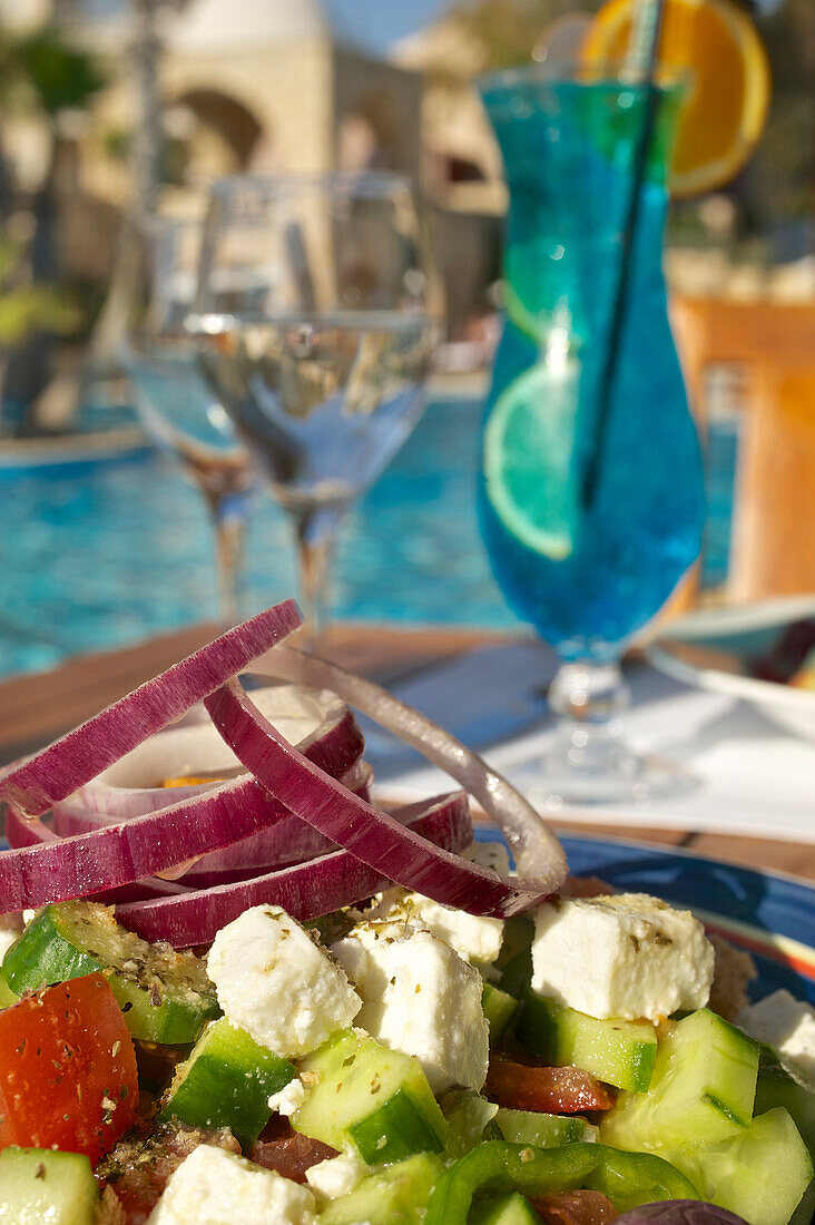 Griechischer Salat und Gläser an der Pool Bar im Le Meridien Hotel, Limassol, Limassol District, Zypern