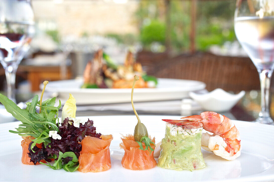 Meeresfrüchte Vorspeise im Gartenrestaurant mit Abendsonne im Le Meridien Hotel, Limassol, Limassol District, Zypern
