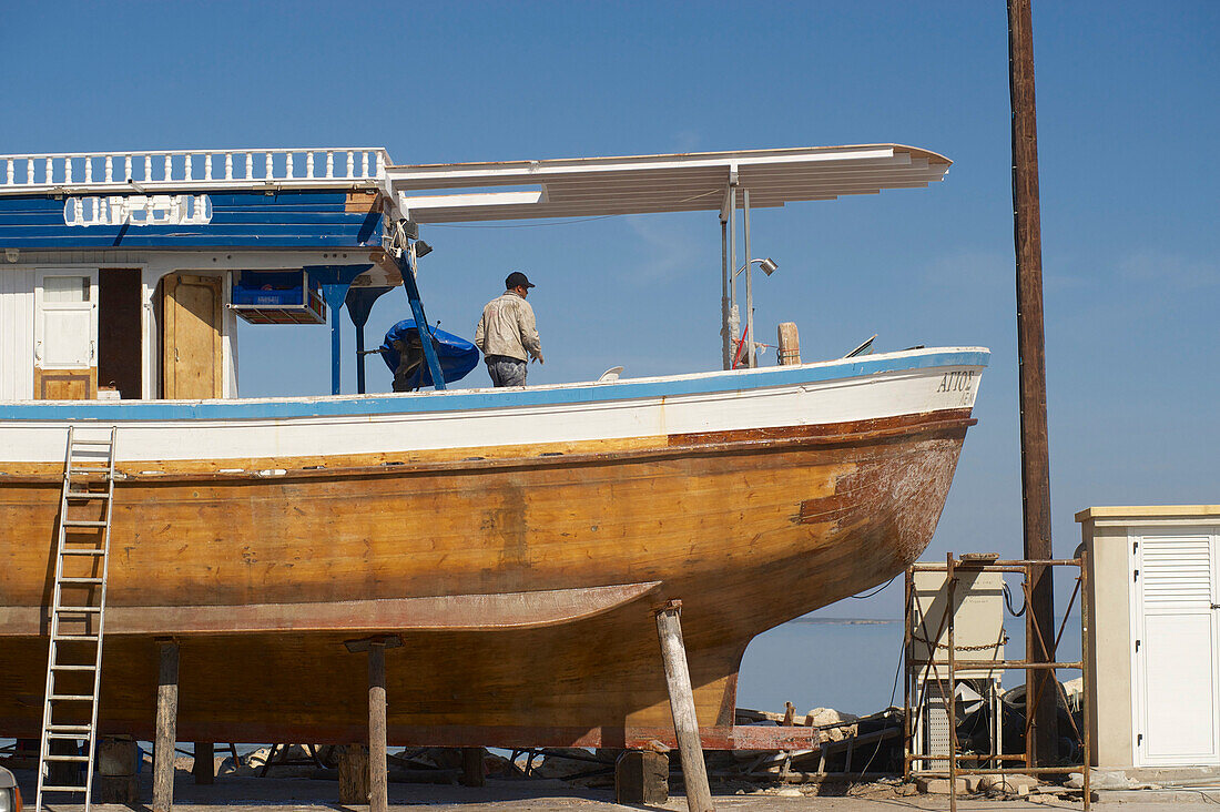 Boot auf dem Trockendock im Hafen in Latchi, Badeort nördlich von Néa Páfos, Zypern