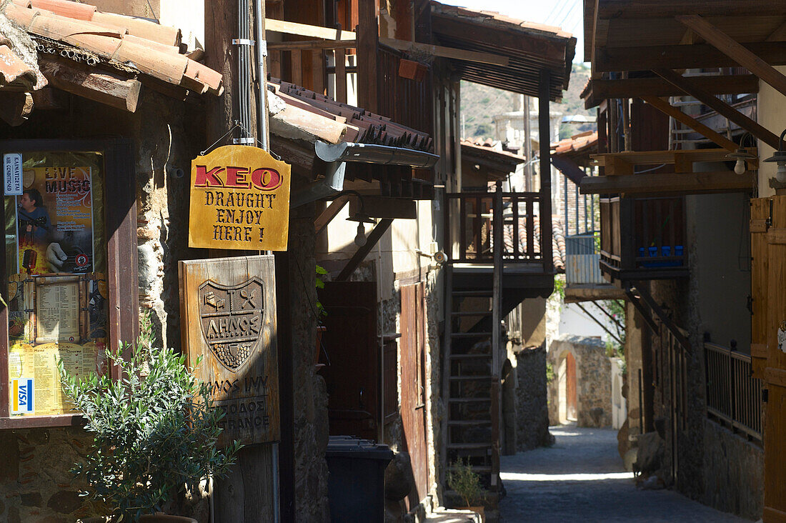 Strasse mit traditionellen Häusern in Galata-Kakopetria, Troodos Gebirge, Zypern