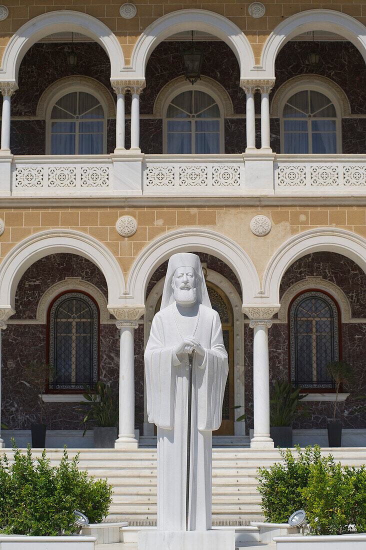 Makarios Statue vor dem Palast des Erzbischofs in der  Altstadt Lefkosia, Nikosia, Zypern