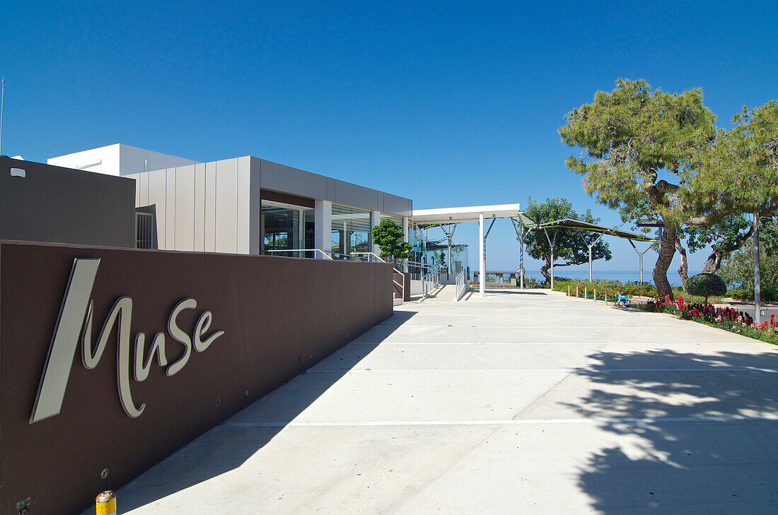 Modernes Gebäude mit Blick über das Meer, Restaurant Muse in der Oberstadt von Néa Páfos, Südwest Zypern