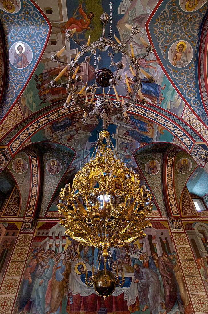 Leuchter und Fresken, Griechisch orthodoxe Kirche des Klosters Kykko, Troodos Gebirge, Zypern