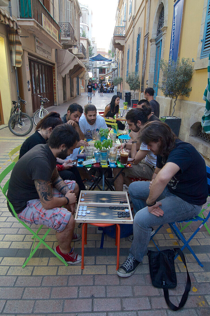 Männer spielen Backgammon an Tischen in der Strasse in Leika Gaitonia in der Altstadt Lefkosia, Nicosia, Zypern